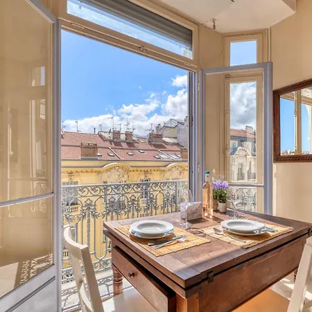 Astoria Bow Window - Happy Menton